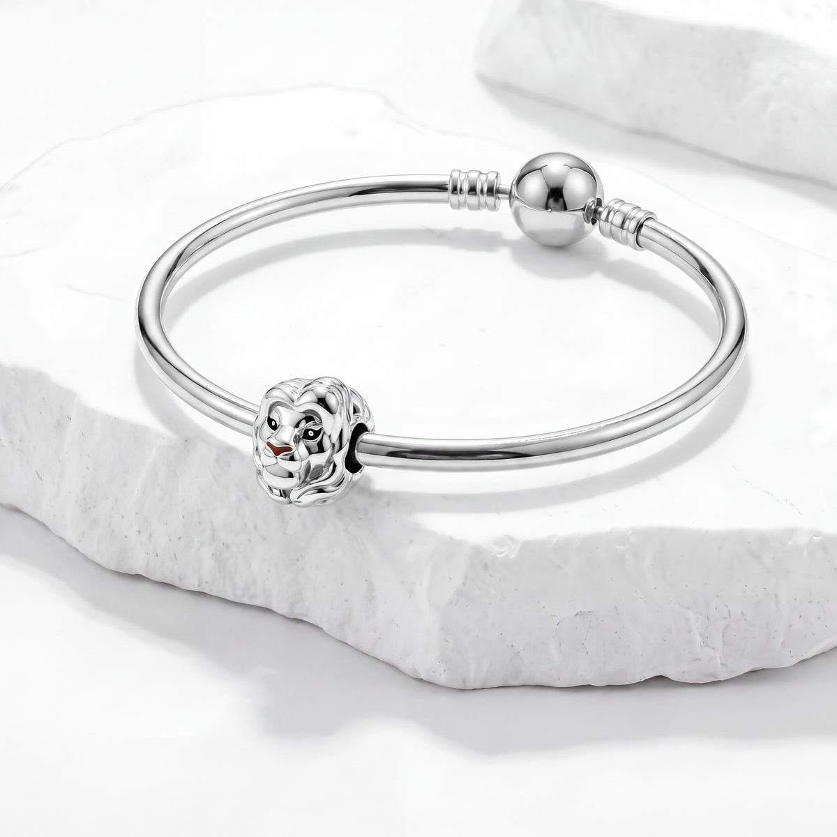 Silver bracelet featuring a lion charm from the Disney charms collection, capturing the magic of The Lion King.